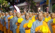 Hàng nghìn tăng ni, phật tử xứ Huế đi bộ 4km rước Phật